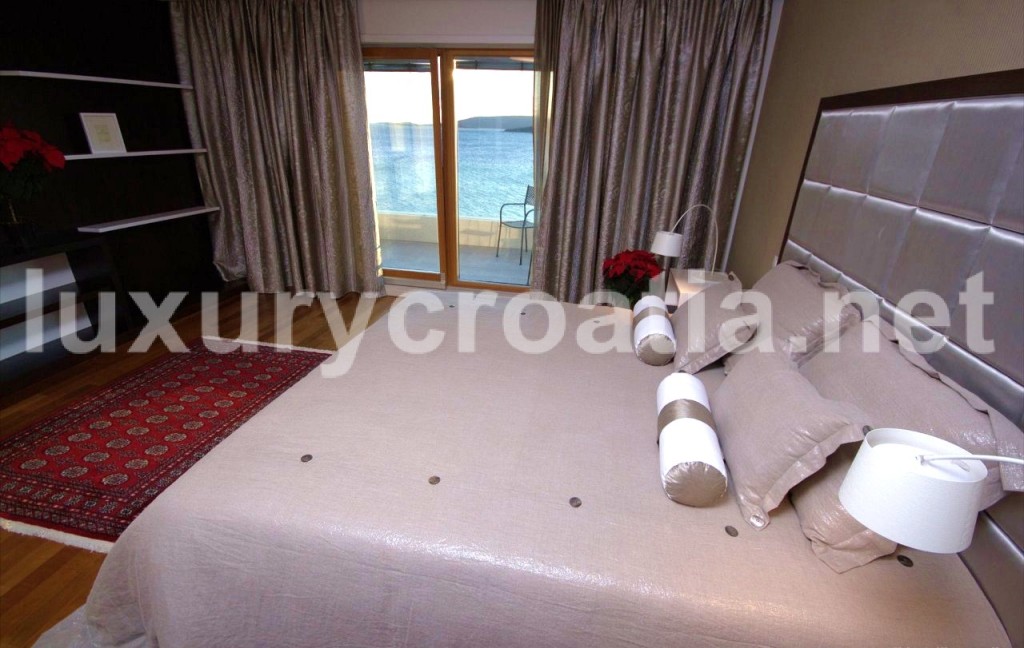 Luxury Villa on the Sea Front, Trogir (20)