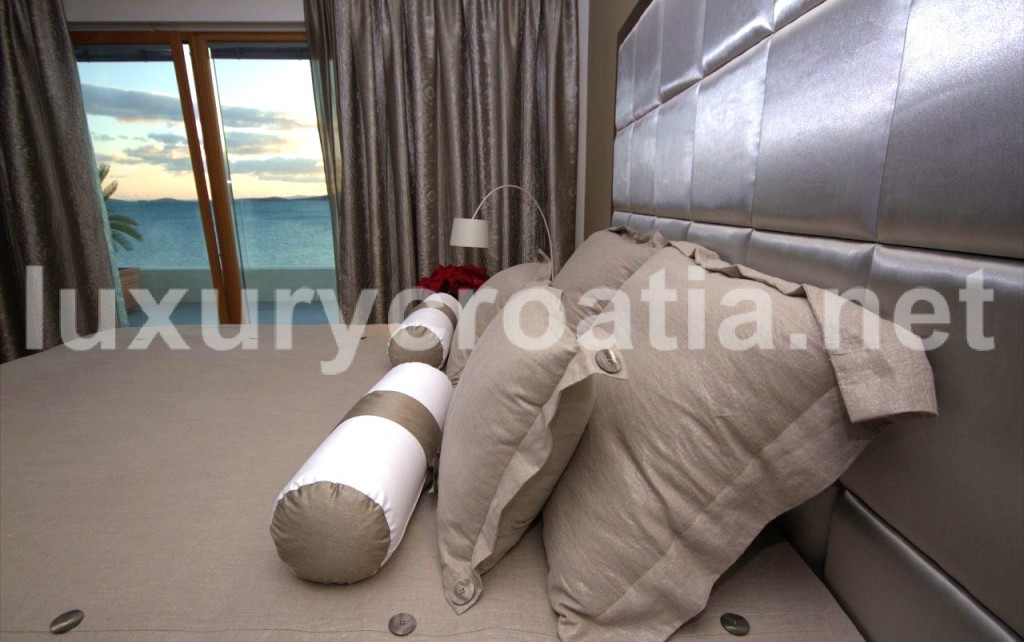 Luxury Villa on the Sea Front, Trogir (22)