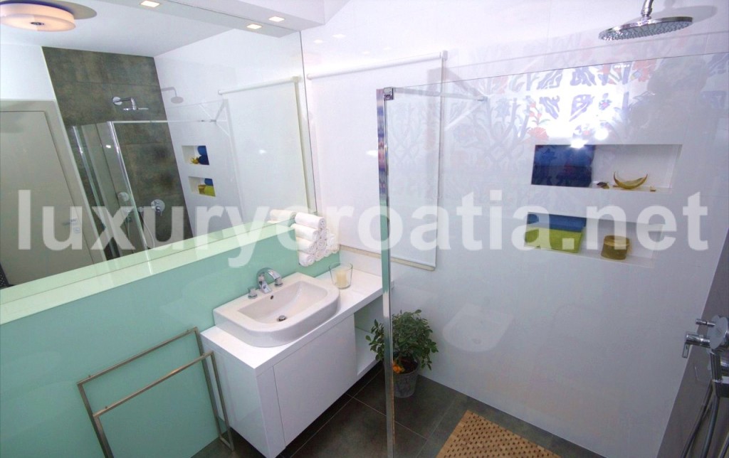 Luxury Villa on the Sea Front, Trogir (25)