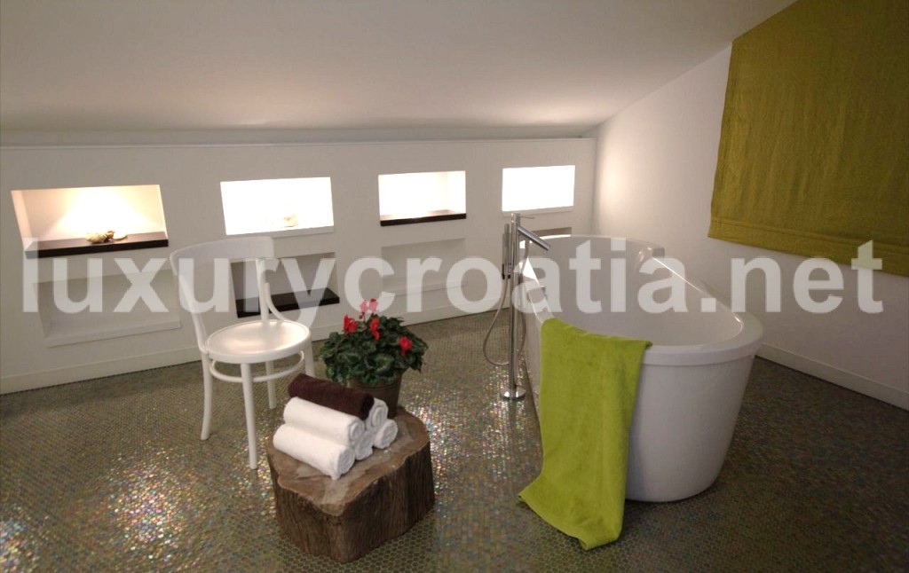 Luxury Villa on the Sea Front, Trogir (37)