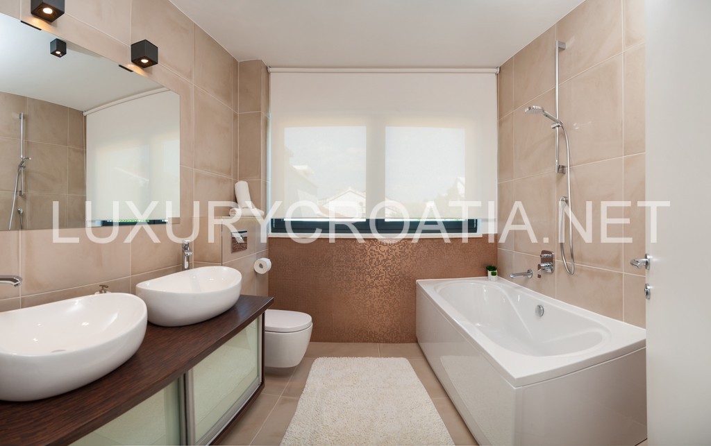 Seafront luxurious modern villa with pool for rent, Ciovo