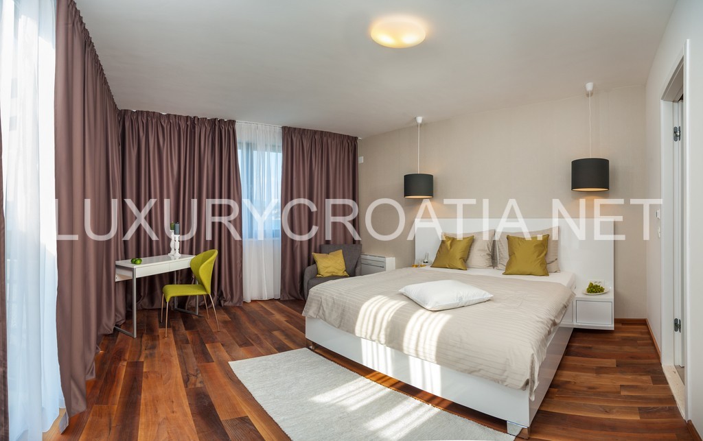 Seafront luxurious modern villa with pool for rent, Ciovo