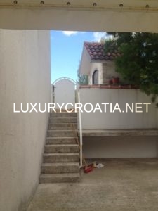 Cozy 2 bedroom apartment with big courtyard, Ciovo, Okrug Gornji