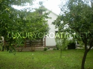 Contry house with land for sale in Sinj area