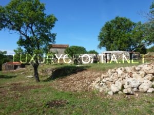 Old stone house with land on the Island of Vis for sale