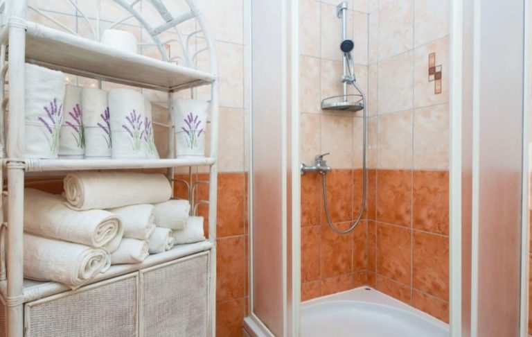 Beautiful seafront house with pool, Postira, Brac (2)