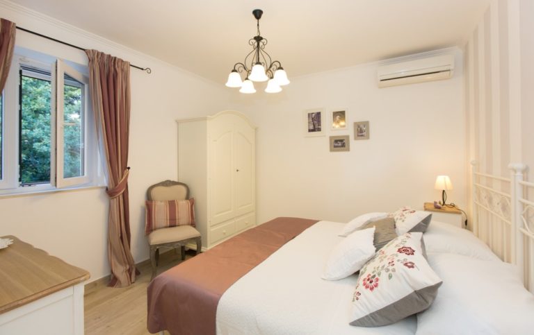 Panoramic seaview villa with pool for rent, Cavtat (24) (Medium)