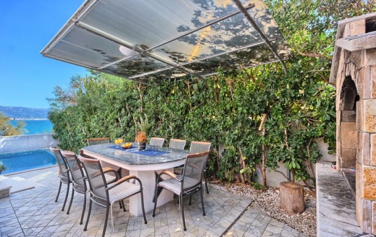 BEACHFRONT HOLIDAY VILLA FOR RENT TROGIR (46)