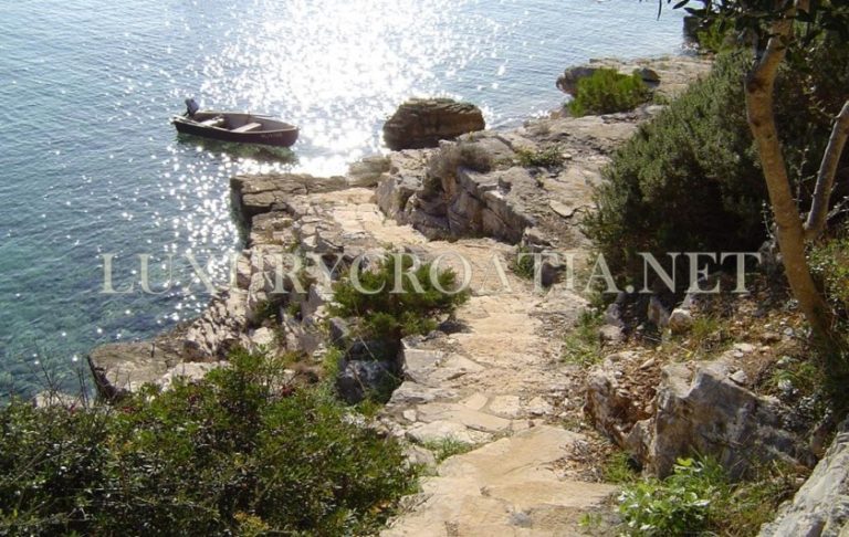 Seafront stone house for sale in a wonderful little bay, Korcula (2)