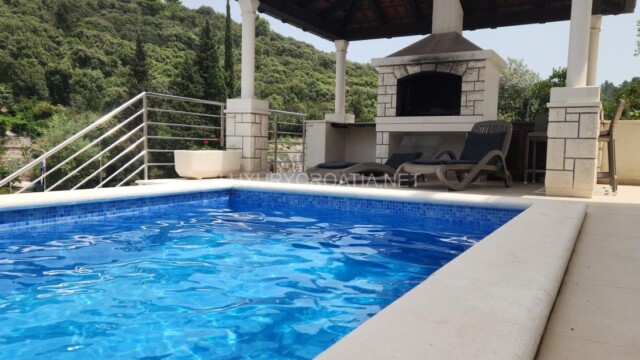 Luxurious waterfront villa with a pool for sale in Korcula town